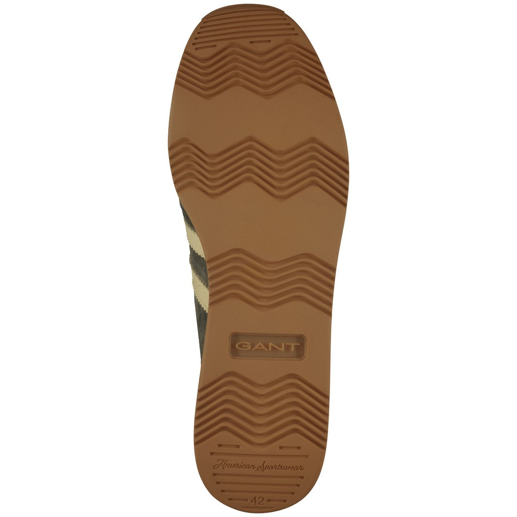 Sole of a Gant sneaker in brown rubber with wavy tread pattern and Gant logo